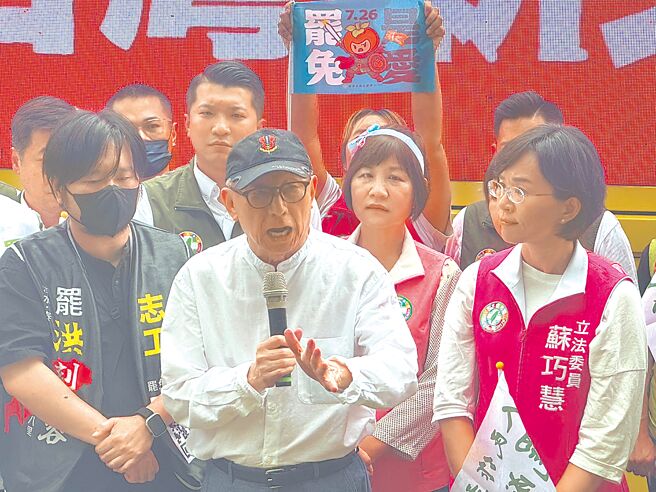 丹娜丝颱风重创台湾南部，蓝营批评黑熊学院神隐、忙着大罢免。联电创办人曹兴诚（前排中）21日表示，黑熊学院是防卫韧性的学院，「凭什么要去救灾」。（柯毓庭摄）