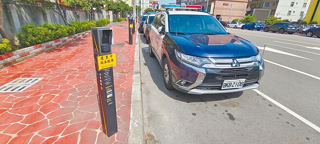 苗栗市縣府路、府東路及大埔街等3路段60停車格，建置智慧收費管理系統。（謝明俊攝）