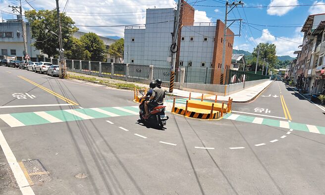 南投縣埔里鎮大成國中退縮圍牆騰出步行空間，成為友善行人環境的優良案例。（楊靜茹攝）