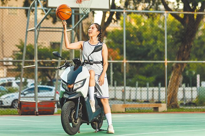 中華電動二輪車品牌eMOVING趁勢推出優惠搶攻市場，旗下全能通勤車款EZ-R（見圖）表現亮眼。（中華汽車提供）