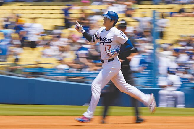 大谷翔平敲出本季第34轟後，在跑壘時比出慶祝手勢。（美聯社）