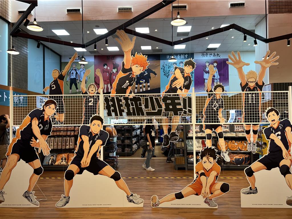 《排球少年!!》快閃店把立體對戰球場搬進百貨，集結日向、影山等10位烏野高中選手的英姿。（徐梓榕攝）