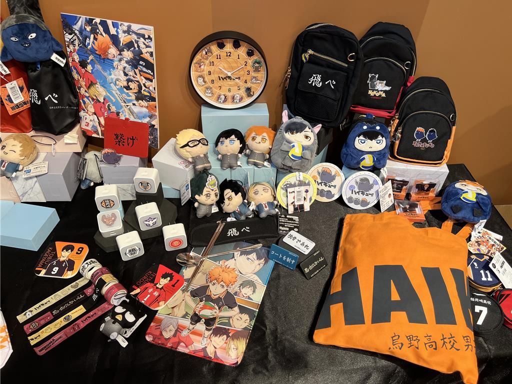 《排球少年!!》快閃店引進近30款全新周邊，包含玩偶吊飾、盲抽徽章、小夜燈等。（徐梓榕攝）