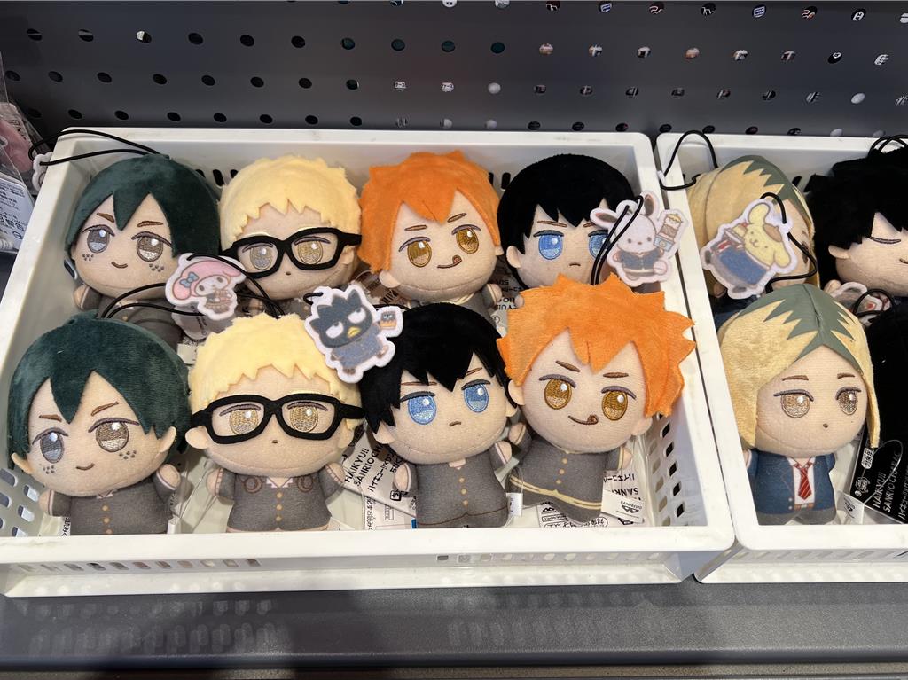 《排球少年!!》快閃店推出與三麗鷗聯名的玩偶吊飾，每個人物都有對應角色，600元。（徐梓榕攝）