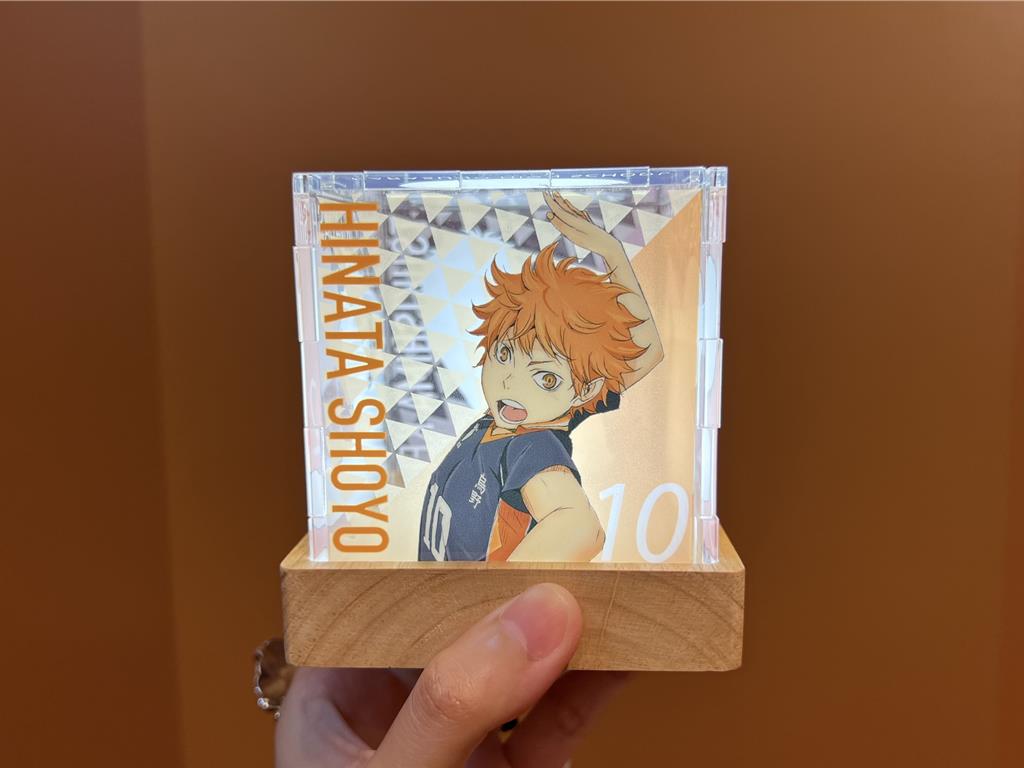 《排球少年!!》快閃店推出實用的方形小夜燈，680元。（徐梓榕攝）