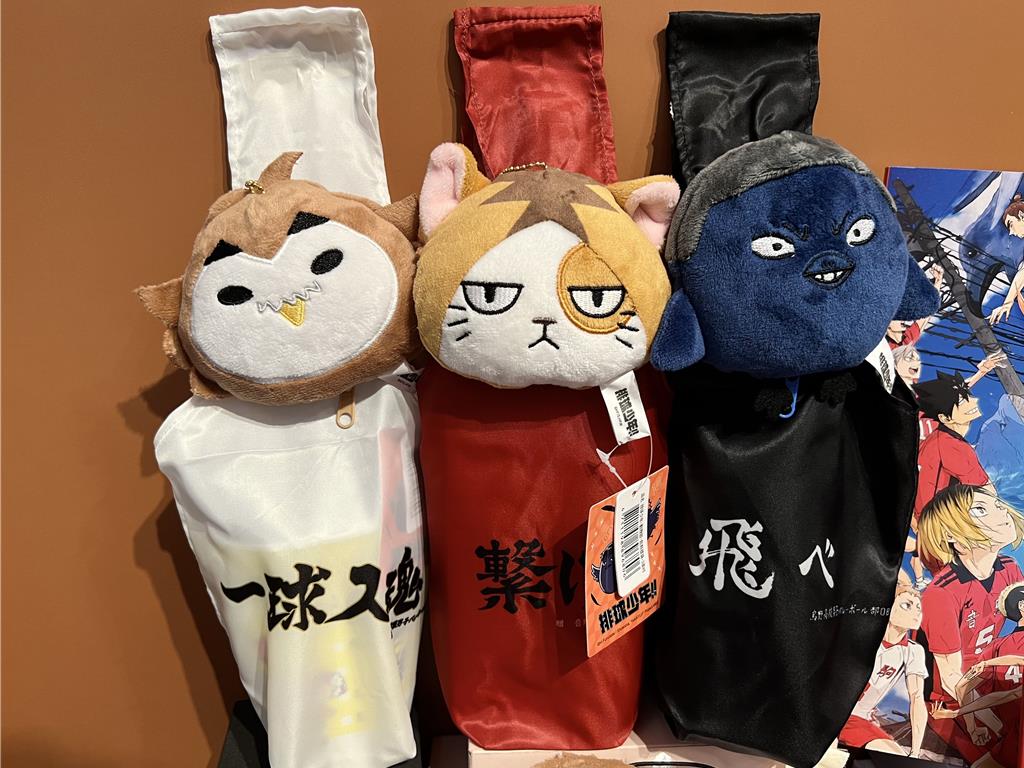 《排球少年!!》快閃店引進實用的飲料提袋，320元。（徐梓榕攝）