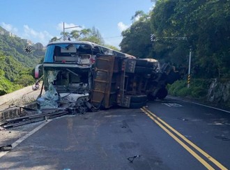 快訊》萬里重大車禍！國光客運與聯結車對撞   1命危2重傷10輕傷
