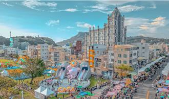 高雄熱爆！旗津氣墊水樂園本周六開玩 6大設施嗨翻天