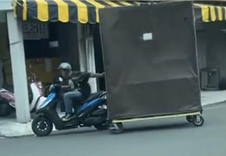 马路惊见移动摊车横行大街？真相曝光  警出手开罚金额出炉