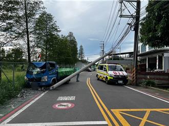 桃園八德小貨車自撞電桿   整根應聲而斷