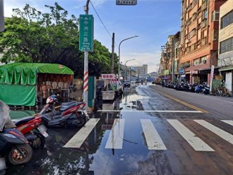 天文大潮發威！新閘門難擋 旗津海水倒灌淹10公分