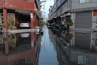 天文大潮來東港泡水裡！里長苦笑「我家門前有小河」