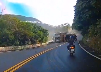 國光客運挨撞瞬間影像曝  聯結越中線衝對向車道撞翻   鋼筋噴飛