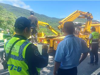 萬里重大車禍釀1死14傷 運安會與警鑑識人員火速進駐採證