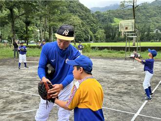 75歲阿公親自蹲捕！不老棒球爺奶夏令營 8歲童貼心喊「不要跌倒喔」