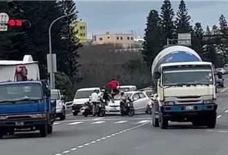 澎湖路口蛇行超车酿暴力逞凶案  打人游客遭判刑