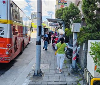 新庄公车站等车挤爆人行道！险象环生 交通局提解方