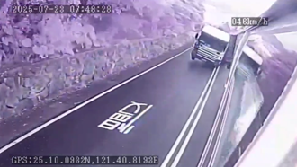 國光客運第一視角曝！聯結車側翻失控直撞  巴士駕駛急煞難逃