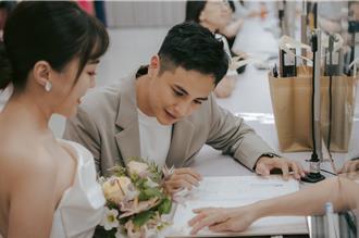 恭喜！曾子余正式升格人夫　牽手「超正老婆」登記結婚