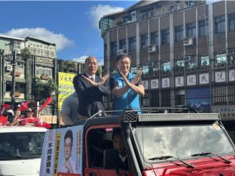 韓國瑜赴中和陪張智倫車掃 比叉手勢宣示不同意罷免