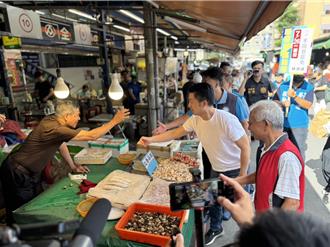 蔣萬安挺林沛祥反惡罷 百福黃昏市場掃街人氣旺