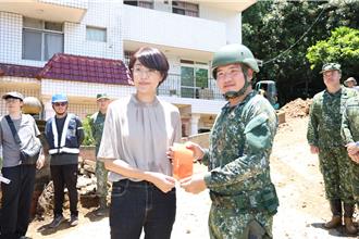 國軍助埔里土石流受災戶清理家園   公所、縣府發放慰問金