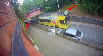 雙層巴士無視限高衝撞橋底秒變「敞篷」 乘客險爆頭