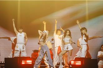 展榮展瑞合體開唱拋喜訊　「中國娃娃」驚喜現身嗨翻