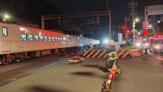 快訊》行人闖瑞芳平交道 遭自強號撞擊！身首異處亡