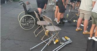 演唱會一排身障席歌迷「站著嗨」 扔拐杖、免輪椅網嘲：顯靈了？