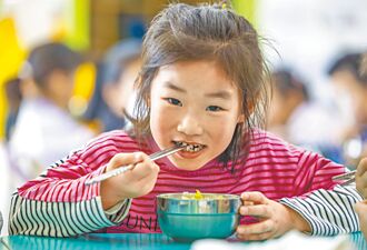 鉛中毒教訓 陸定校園配餐標準