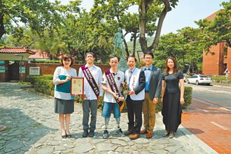 高雄 用生命教書 王致遠榮獲師鐸獎