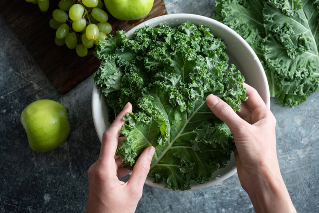羽衣甘蓝搭配橄榄油、酪梨一起吃，可提升植化素吸收效率。（示意图，Shutterstock／达志）