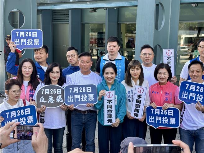 國民黨立委徐巧芯（前排中）23日表示，真正在外交部、總統府，甚至在黨內豢養共諜的始終都是民進黨；把共諜事件揭發，讓國家更加安全的都是國民黨。（丁上程攝）