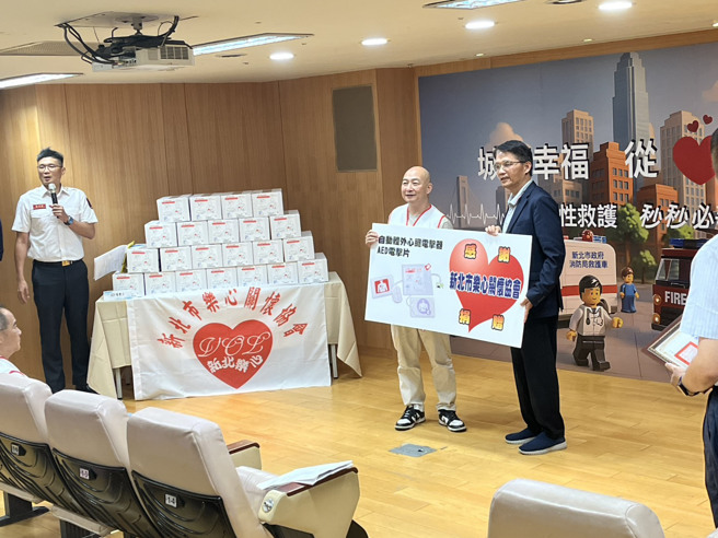 乐心关怀协会理事长黄世和代表致赠AED电击片180组。（翻摄画面）