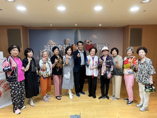 新北市乐心关怀协会、国民阿嬷陈淑芳女士携手兰阳女中校友，捐赠AED电击片予本府消防局使用。（翻摄画面）