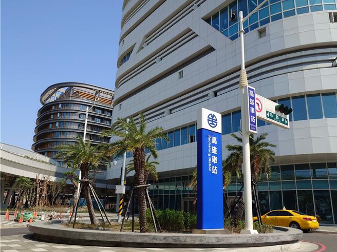 高雄車站台鐵今（23）日宣布啟動高雄車站第二次招商，以調降權利金等手段，希望降低廠商投資風險，即日起至9月5日開放交件。（任義宇攝）