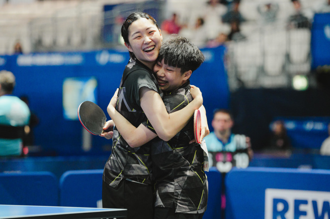 桌球女雙組合簡彤娟（左）、蔡昀恩（右）在德國世大運為中華隊拿到銅牌。（大專體總提供）