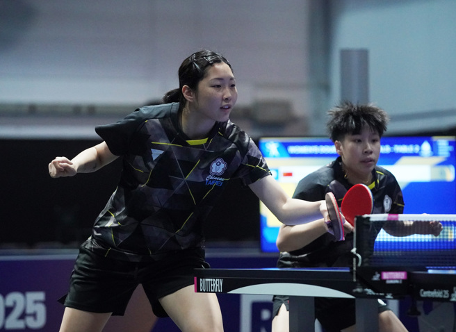 簡彤娟（左）、蔡昀恩（右）在2025德國萊茵魯爾世大運桌球女雙拚下銅牌。（大專體總提供）