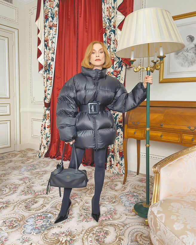伊莎贝雨蓓穿上Balenciaga服装拍摄冬季大片。（Balenciaga提供）