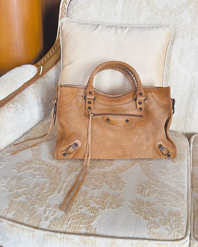 机车包也是Balenciaga这几季的重点包款，能否再度复制曾经的狂潮让人相当期待。（Balenciaga提供）