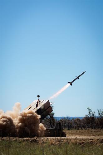 澳洲「護衛軍刀」聯演  首度發射「NASAMS」AIM-120飛彈