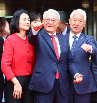 最美董娘「彭雪芬」現身！吳東亮攜妻子出席台新新光金控揭牌