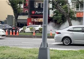 高雄驚見「烏賊車」整路煙霧瀰漫 經過騎士急逃