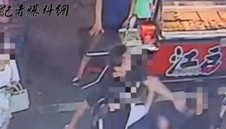 湳雅夜市街頭擂台！刺青男耍狠遭大叔「1拳擊倒」 秒縮急道歉