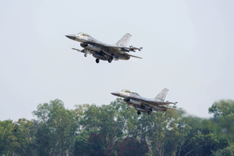 泰國F-16空襲畫面瘋傳！前艦長爆內幕：柬國空軍成「靶機」