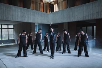 洪暐哲濕身拍MV突被針尖刺傷　納骨塔取景頻向「住戶」道歉