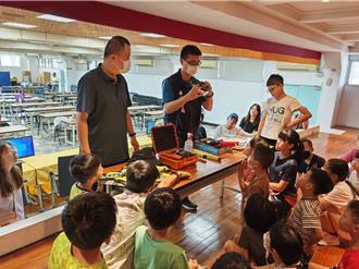 平镇警办青春神探体验营 孩童体验鑑识游戏、警用装备