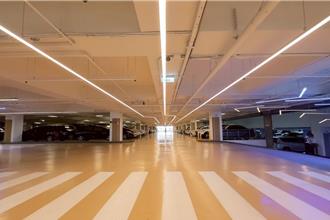 重塑竹北光明商圈內停車場 導入科技風 冷暖色調區分停車位