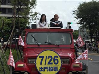 韓國瑜陪萬美玲車掃  3度高喊「大罷免大失敗」